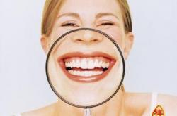 女人牙齿不整齐的面相(牙齿整齐面相)